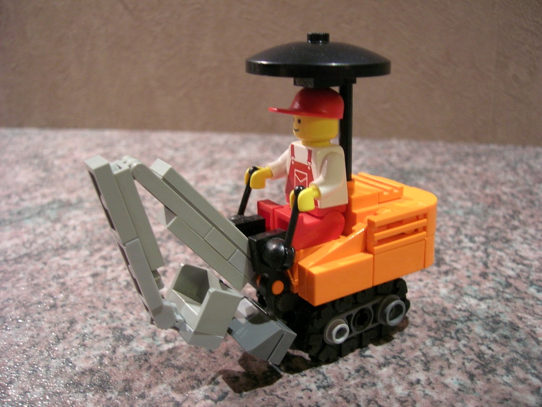LEGO-rakennussarjan minikaivinkone kuljettajineen.